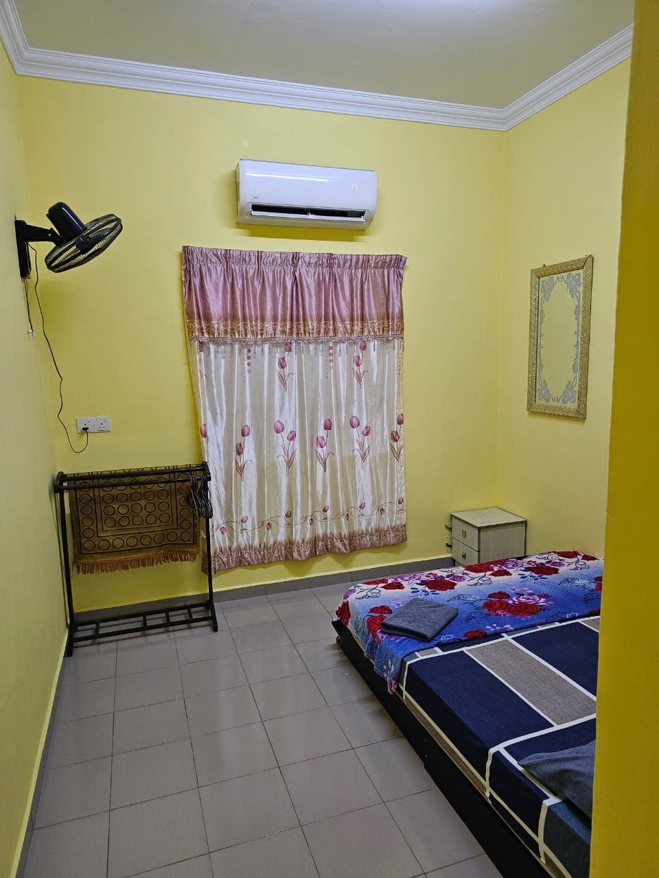 Bilik tidur selesa berhawa dingin dengan katil queen di Teratak Nipah Homestay