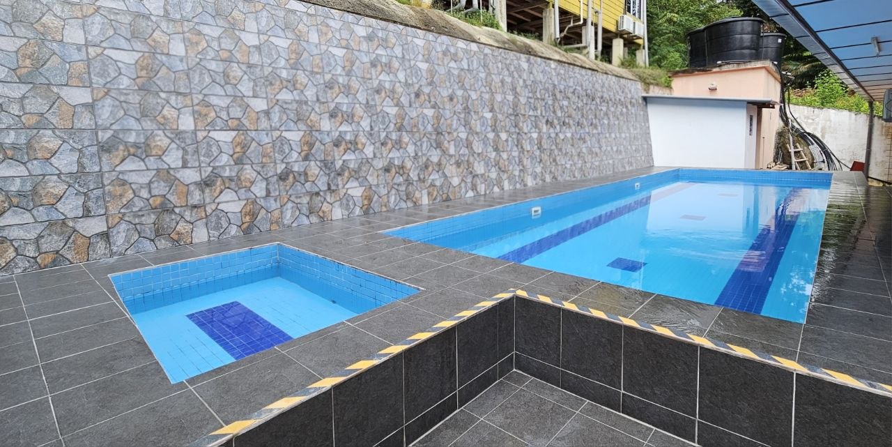 Kolam renang dewasa dan kolam baby di Teratak Nipah Homestay, Teluk Nipah Pulau Pangkor