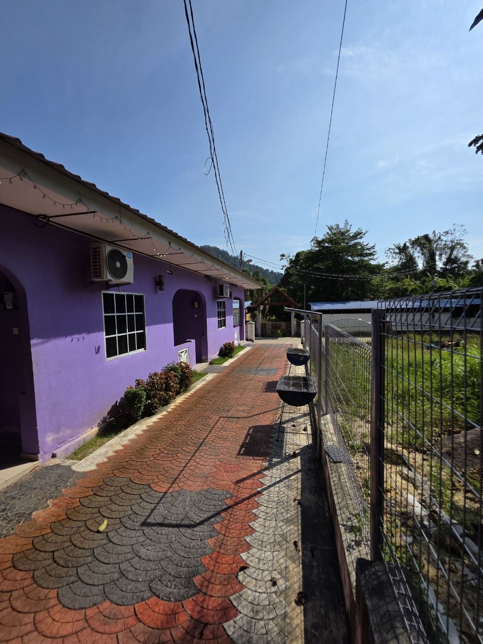 Kawasan BBQ persendirian di hadapan vila ungu Teratak Nipah Homestay, Pulau Pangkor