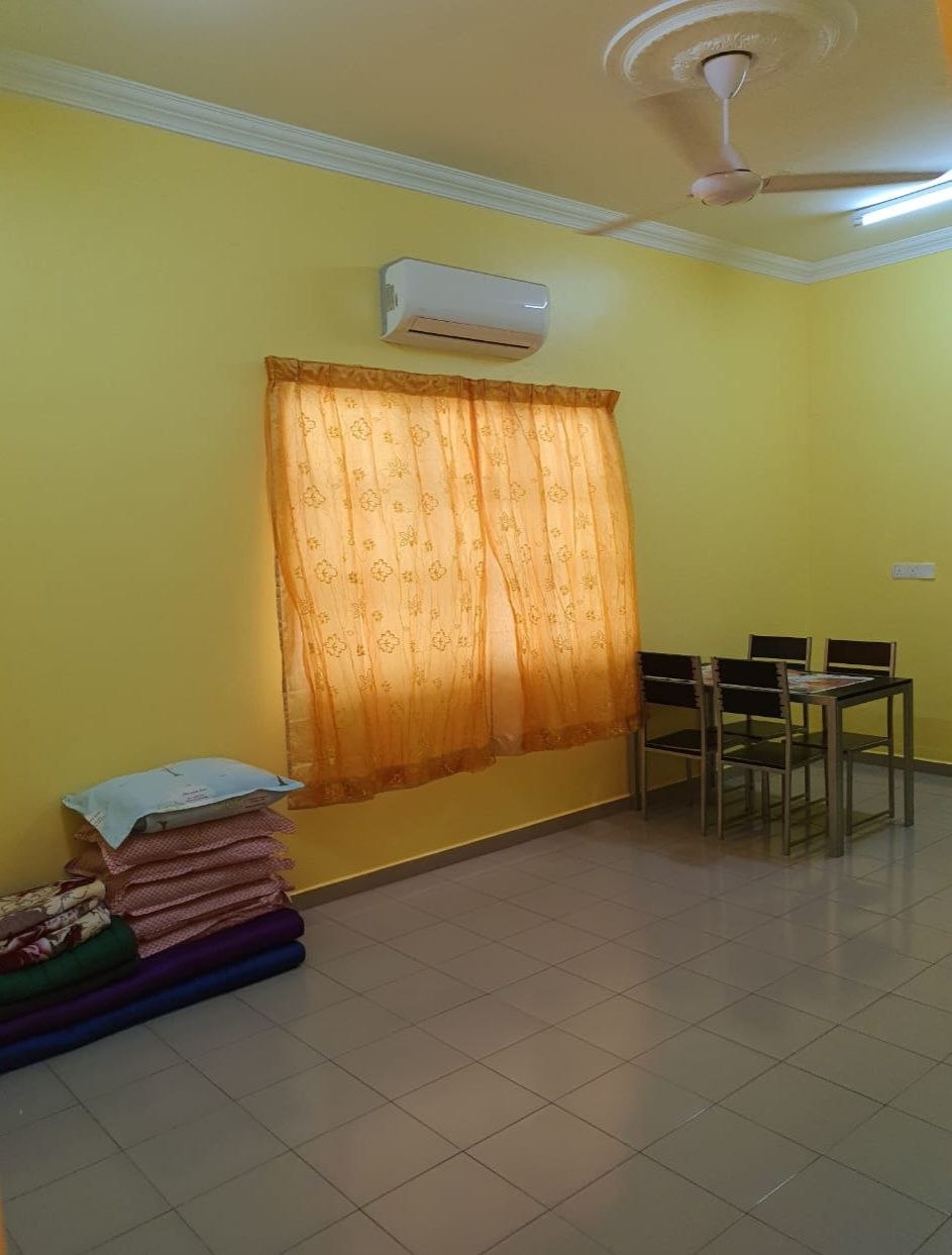 Ruang tamu lapang dengan hawa dingin, kipas siling dan toto serta bantal tambahan untuk tetamu ramai